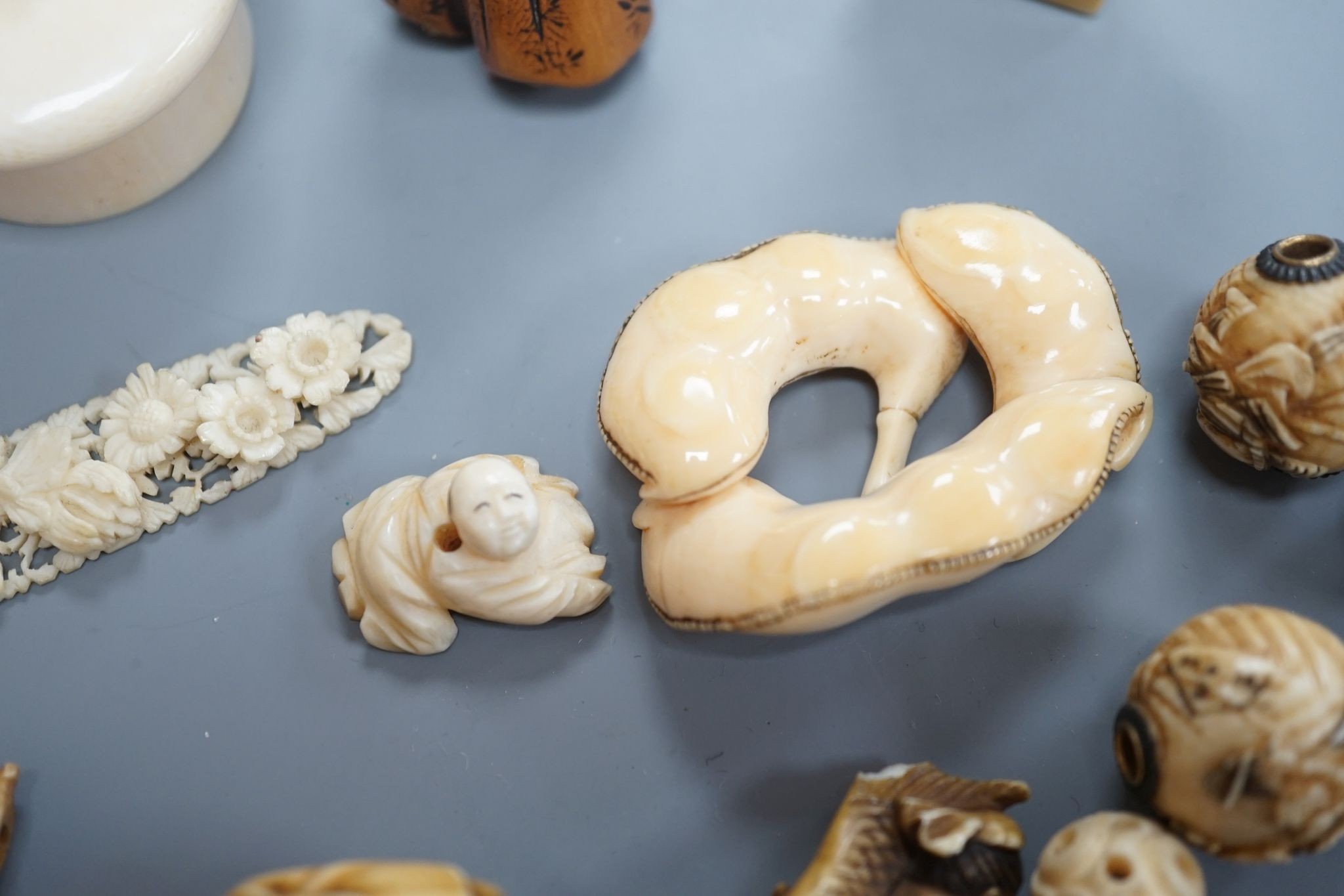 A group of 19th/early 20th century ivory ojime beads and netsuke (14)